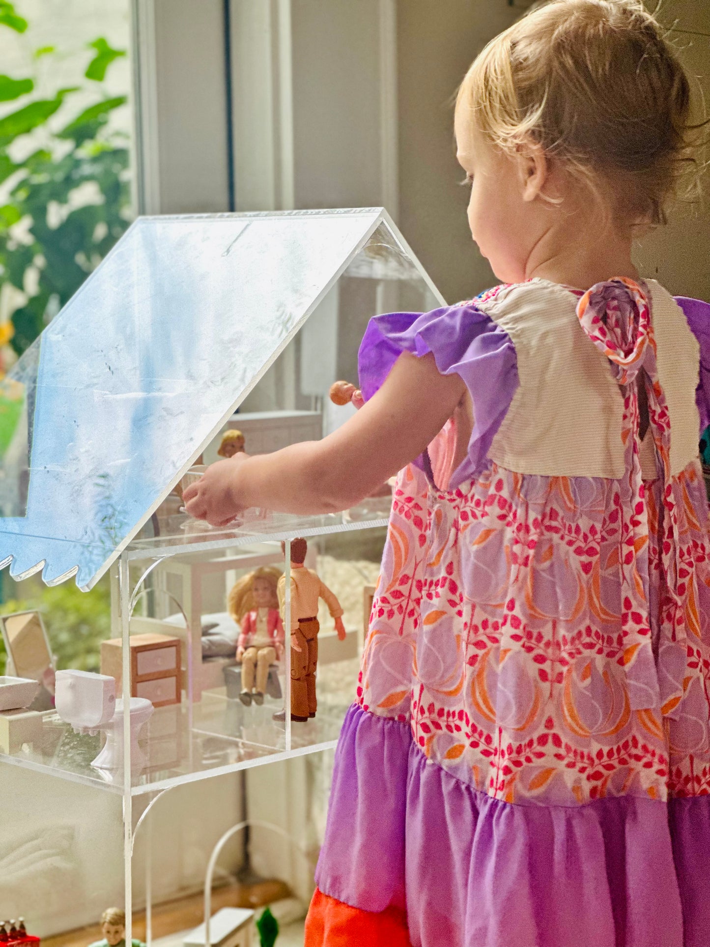 ACRYLIC DOLLHOUSE WITH SCALLOPED ROOF